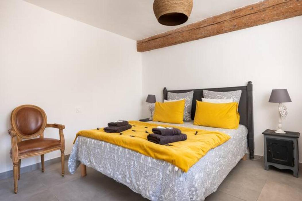 איל-סור-לה-סורג La Tour 1 Appartement Au Coeur Du Centre Ville מראה חיצוני תמונה